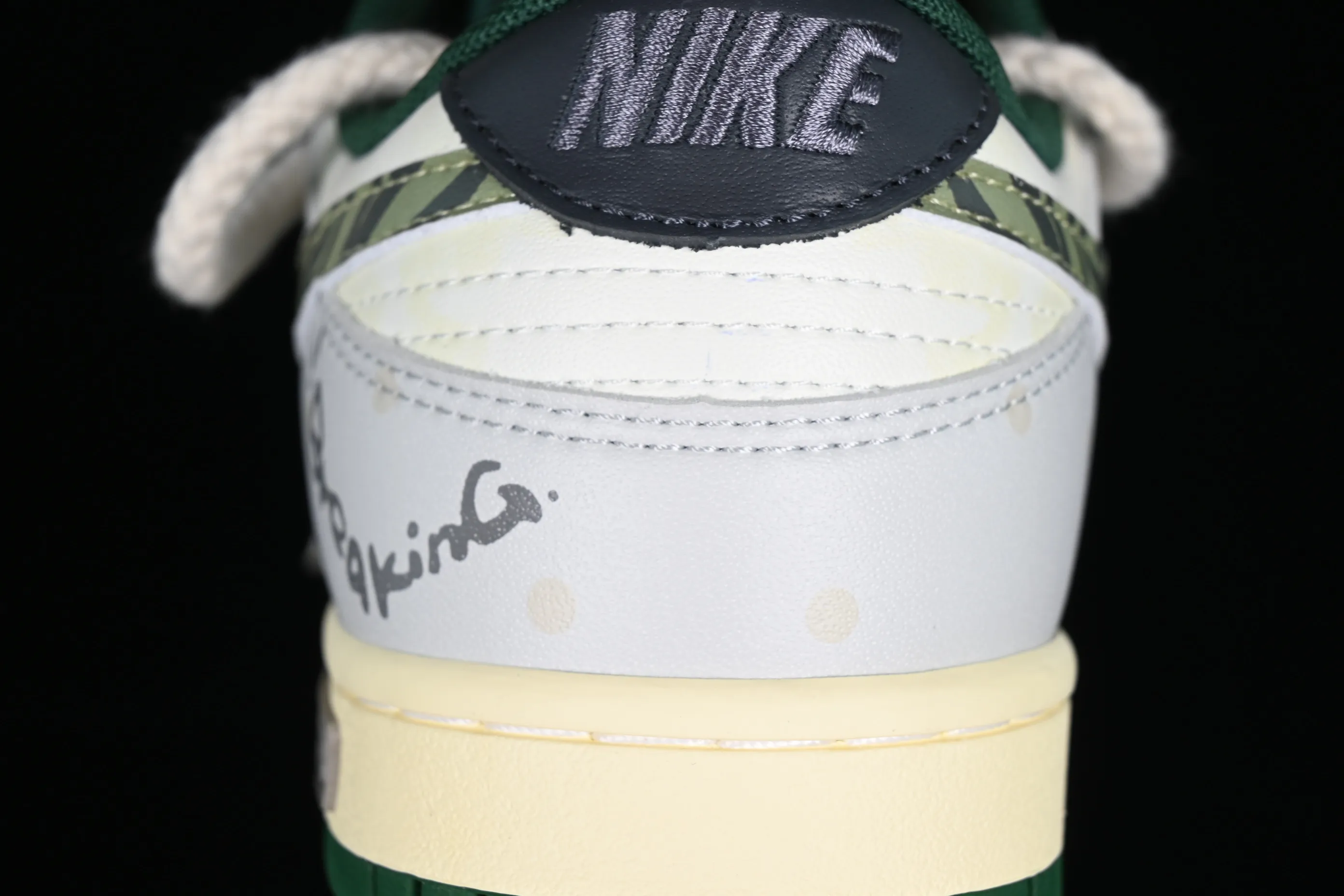 All Categories Nk SB Dunk Series Nk SB Dunk Low Low-top Sneakers Nk Dunk Low Panda Prank-Hip-hop Theme Ghost Face Sea SB Strap Low-top Casual Sneakers DD1391-300